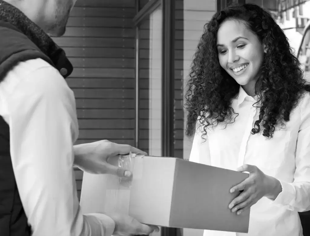 friendly-package-delivery-customer-next3pl